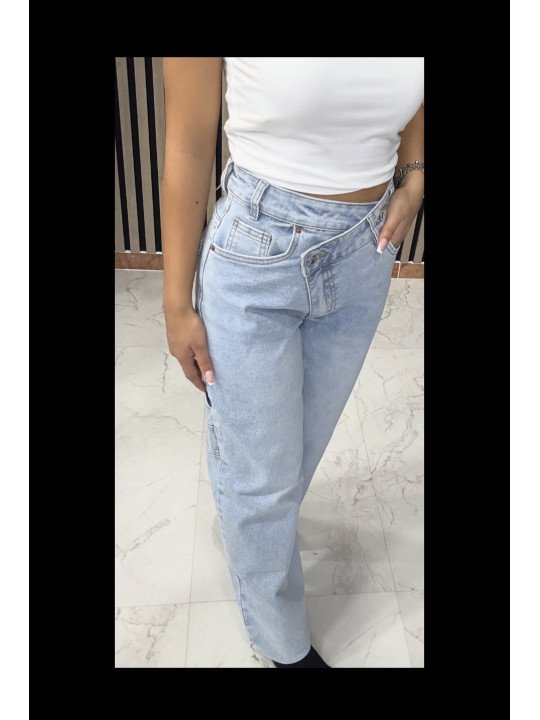 PANTALÓN VAQUERO CLARO CRUZADO